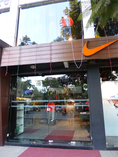 おしゃれなファッションビルですが…