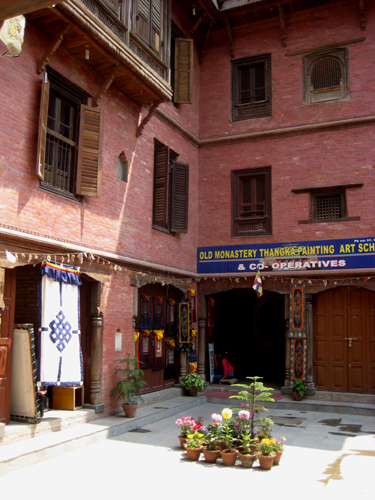 一階の軒下にぐるっと張られていますね。