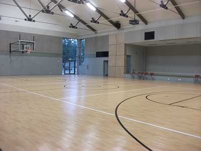 教会併設の体育館が披露宴会場