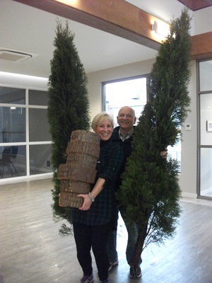 会場の飾りつけを搬入