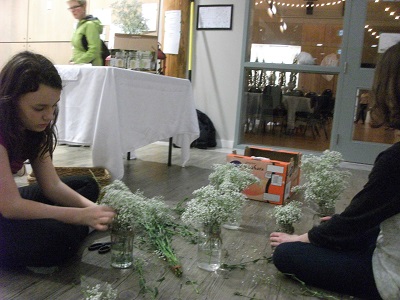 テーブルに飾る花。