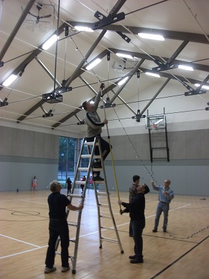 照明も新郎、新婦の父たちが用意