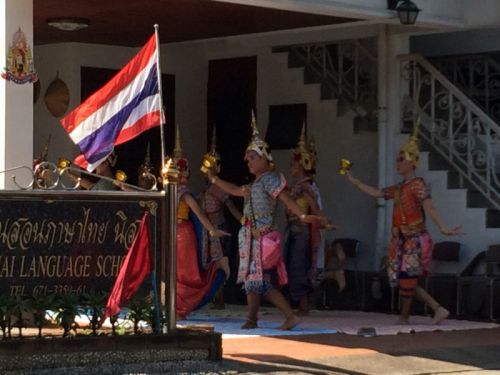 タイ舞踊の練習中？