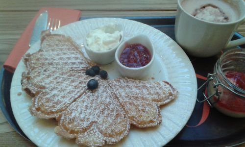 注文ごとに焼いて提供の自家製ワッフル、付け合せの有機ジャムも美味