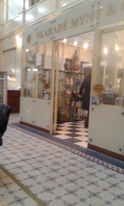 貴金属や古切手の買取販売、ウェディングドレスの店などが並んでいます。