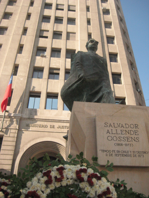 モネダ宮殿の前に作られたアジェンデ大統領の銅像
