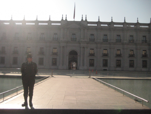 かつてクーデターで建物が破壊された様子が信じられないほど今は平和なモネダ宮殿