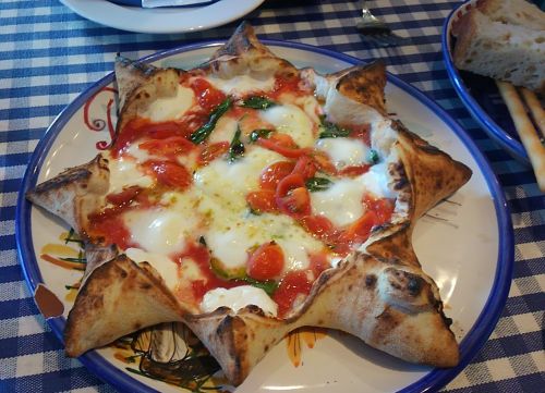 お店のスペシャルピザ。