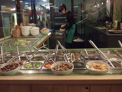 バラエティに富んだ具材から好きなものを選ぶことができます。