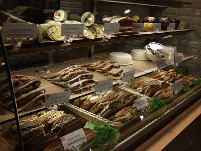 サラダカフェの中には、サンドイッチ系商品やカレーなどまでそろえた所もあります。ドイツ発のサラダカフェ、Dean＆Davidも人気。