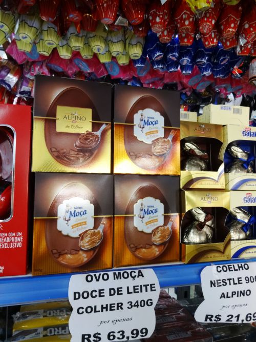 ドーセ・デ・レイチ（牛乳と砂糖を煮詰めたクリーム）やチョコクリームが卵型チョコの殻に詰まった商品