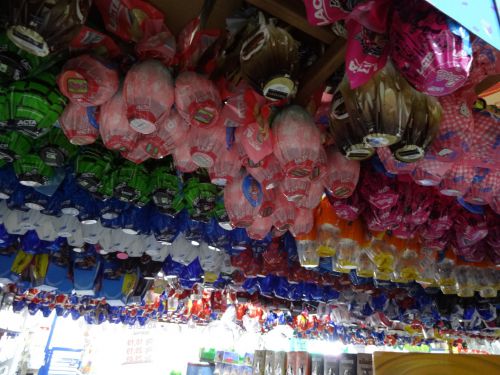 復活祭が近づくと卵型チョコレートが頭上につるされるスーパーでおなじみの風景