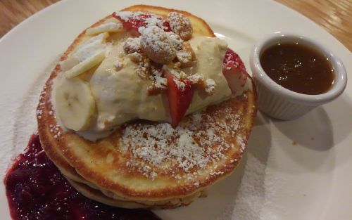 こちらが週替わりのパンケーキ。小さな器に入ったメープルバターは絶品。