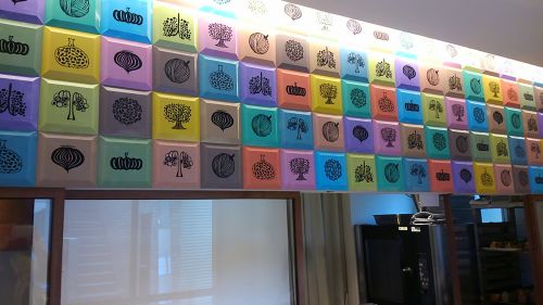 店内のカラフルなタイル。