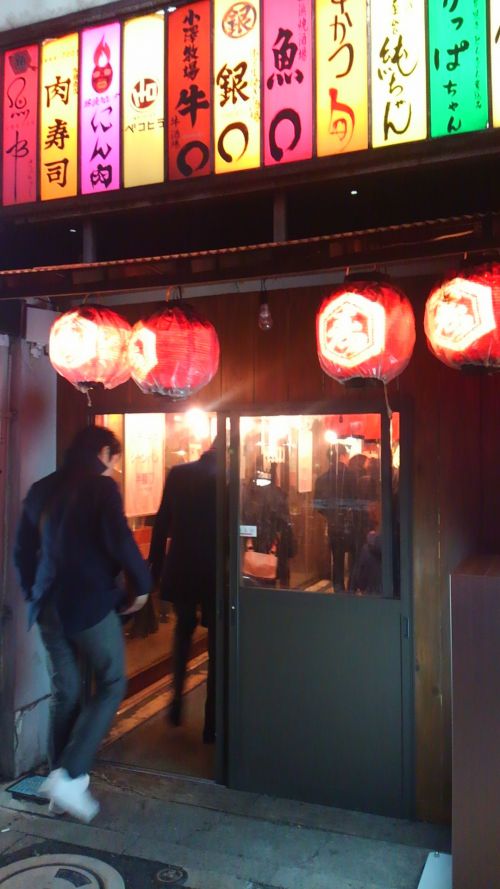 恵比寿横丁の入口。お店の名前が連なります。