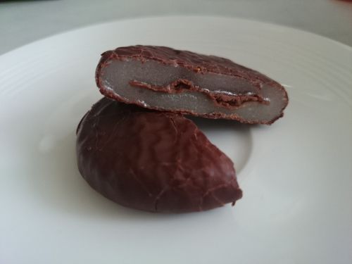 餅入りチョコパイのひとつ「名家餅パイ」、餅なのでずっしりしています