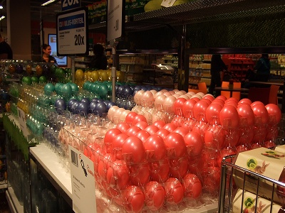 この時期は卵の殻に色を塗った（中身は普通のタマゴです！）タマゴも。