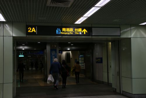 南港駅の乗り換え通路より