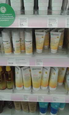 薬局に陳列する日焼け対策用品