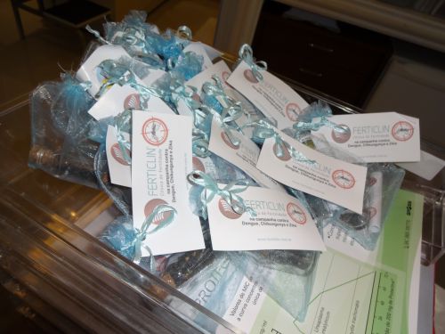 不特定多数の人に用意された小ぶりのプレゼント