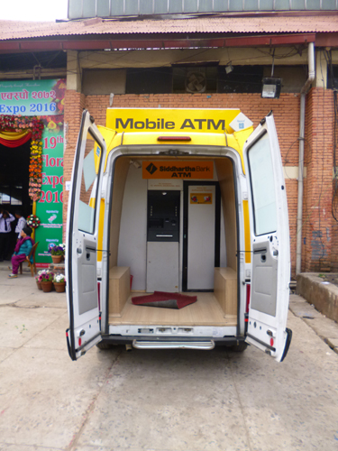 最近はネパール語、英語のほか中国語まで選択できるATMも。