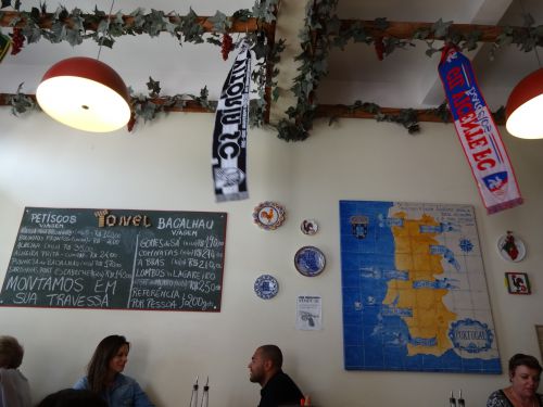 『売ります。ポルトガルのリボルバー（回転式けん銃）。一回だけ使用』の張り紙が貼られたサンパウロのポルトガル料理店の店内