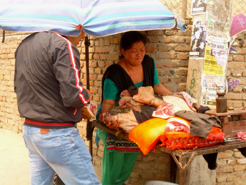 新鮮な肉を解体しながら販売します。猪の印としてちょっと毛を残す。