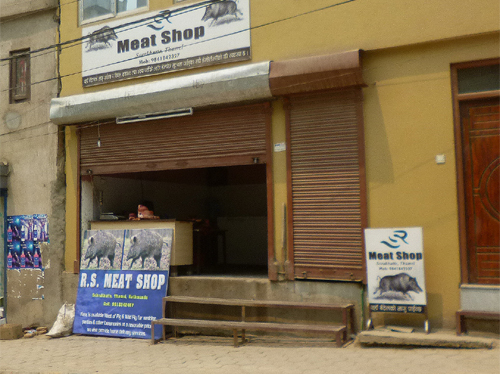 猪肉専門店　獰猛そうな猪の看板がクール！