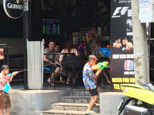 店の客も水鉄砲で応戦！大人も子供も楽しめるお祭りです