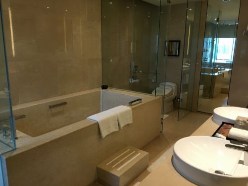 ゆったり大きなバスタブ。家族4人で入っても大丈夫そう