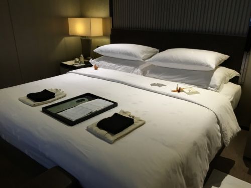 ベッドの上に置かれた浴衣風部屋着と折り鶴