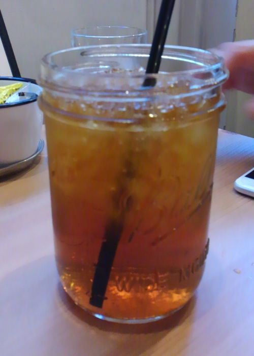 飲み物はメイソンジャーに入ってきました。