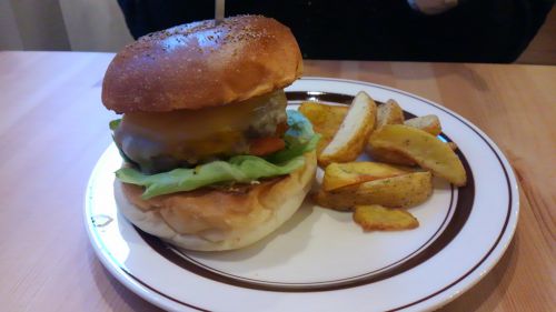 こちらは友人が頼んだバーガー。2種のチーズが入っています。