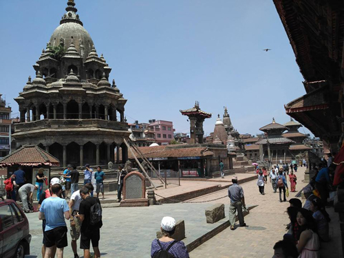 現在のパタンダルバールスクエア　つっかい棒で応急処置のまま