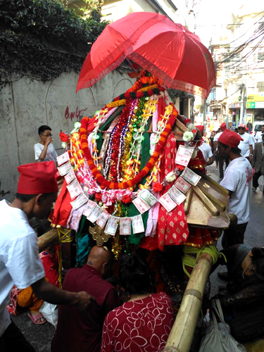 お香や花を供えています。