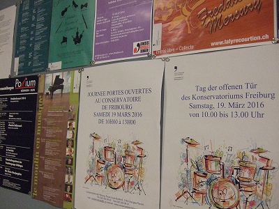 コンセルバトワールの掲示板には、実技試験や地域のコンサート、発表会の情報でいっぱい。