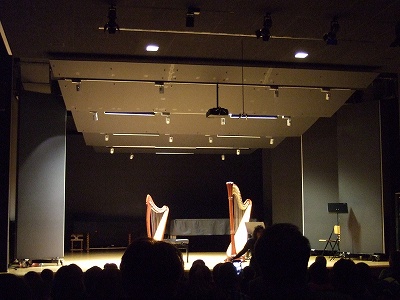 小さなハープと大きなハープ。まだ小学校低学年の子どもたちには、グランドハープを弾くのは困難なため、アイリッシュハープからレッスンを始めます。