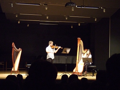 発表会では、友達・夫婦同士でデュエットを披露する生徒も。