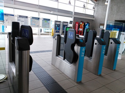 開いたままの改札