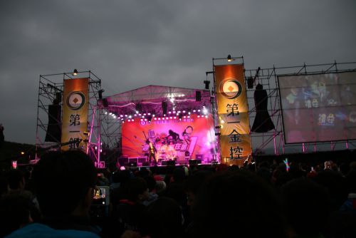 コンサートも進み、周囲も徐々に明るく……