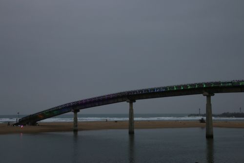 海水浴場へかかる橋