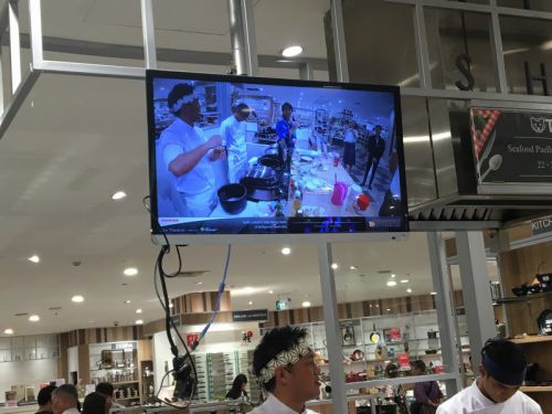 遠くの客にも見やすいようにスクリーンまで用意されています