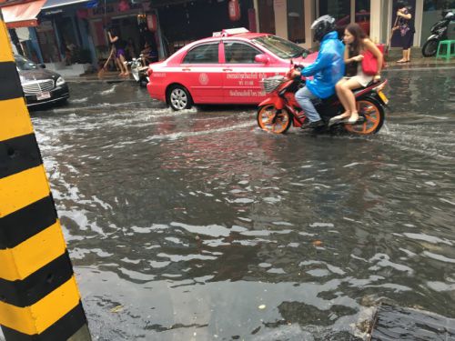 車もバイクもゆっくり水の中を進みます