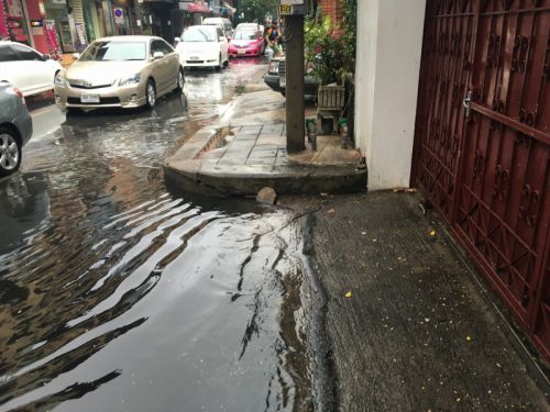 転ばないように必死で歩いていたのですが