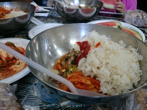 お昼には、ビビンバ・お味噌汁・キムチ・スイカ・お餅が提供されました
