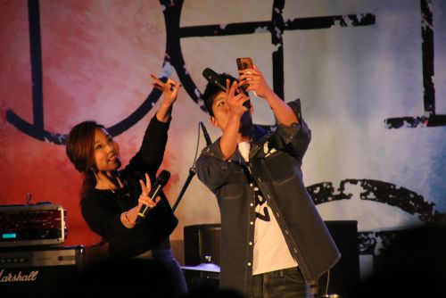 最近多い、歌手の自撮り（左は李佳薇）