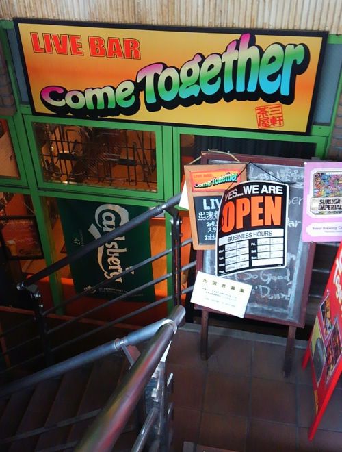 ここの階段を降りて行きます。