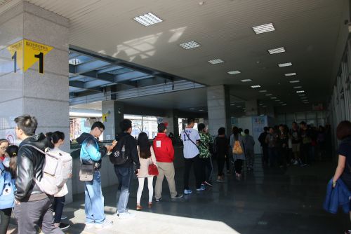 チケット売り場は毎日長蛇の列