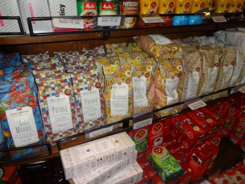 スーパーで販売されるブラジルでの国内産地が商品パッケージに表記されたコーヒーブランド