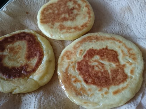 生地はモチモチ、中はアツアツの溶けた黒砂糖が入っています